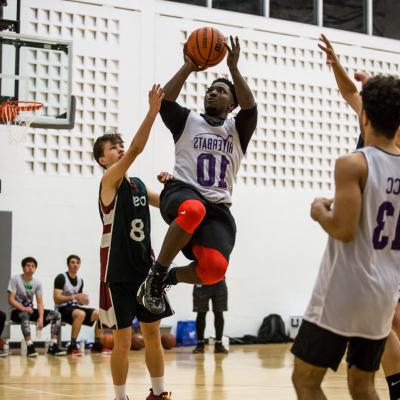 Intramural sports, ACC 学生 playing basketball.